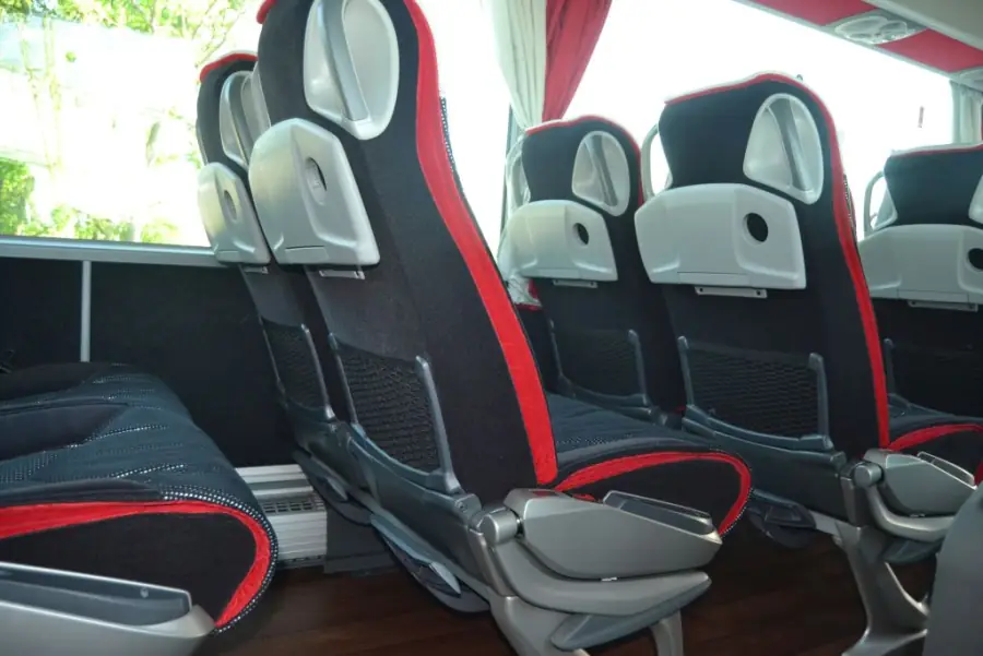 Sedadlá v autobuse Mercedes-Benz s červeným lemovaním