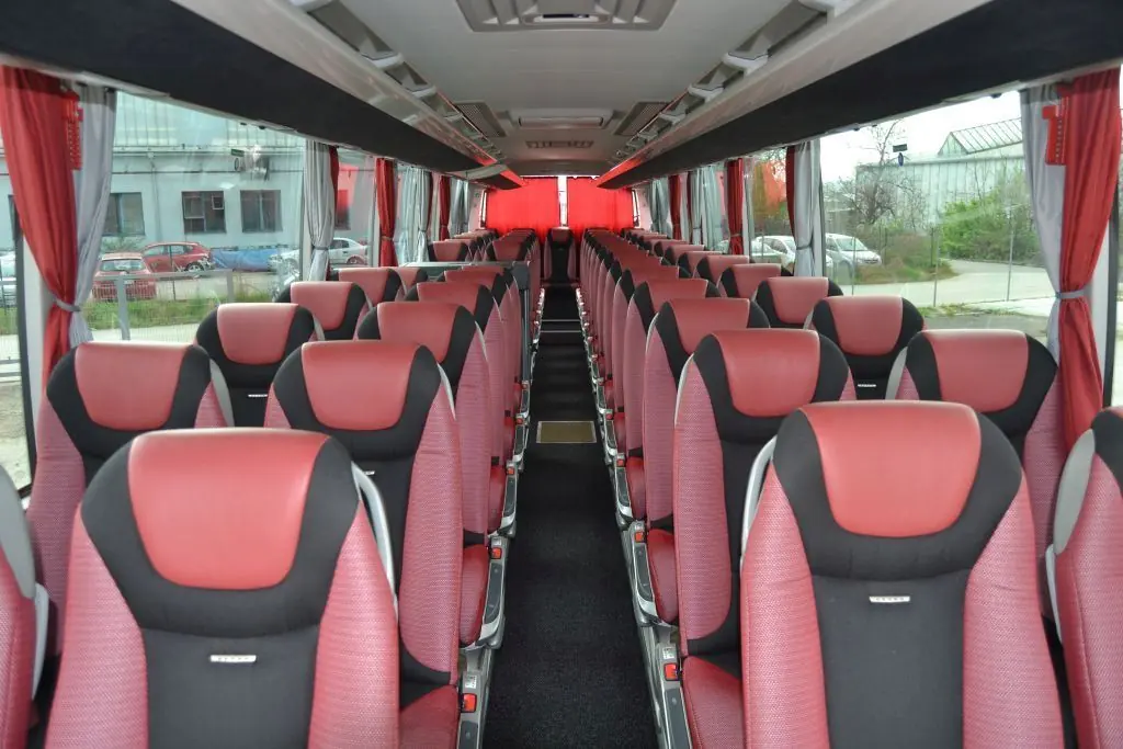 Interiér zájazdového autobusu Setra s červenými sedadlami