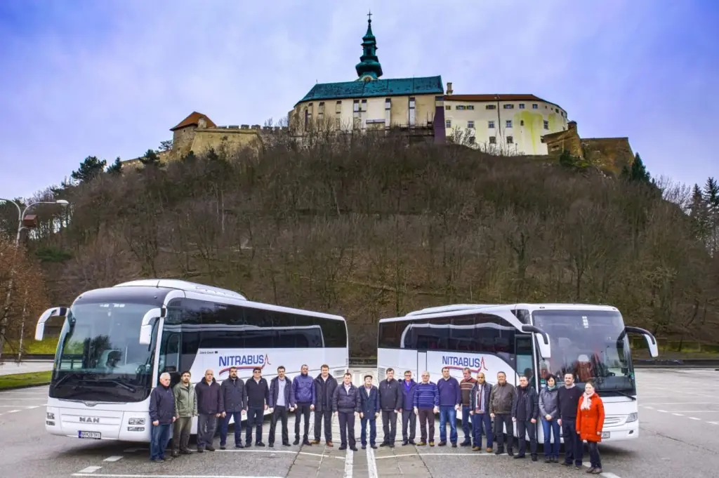 Vodiči a tím NITRABUS pred dvoma autobusmi pod Nitrianskym hradom